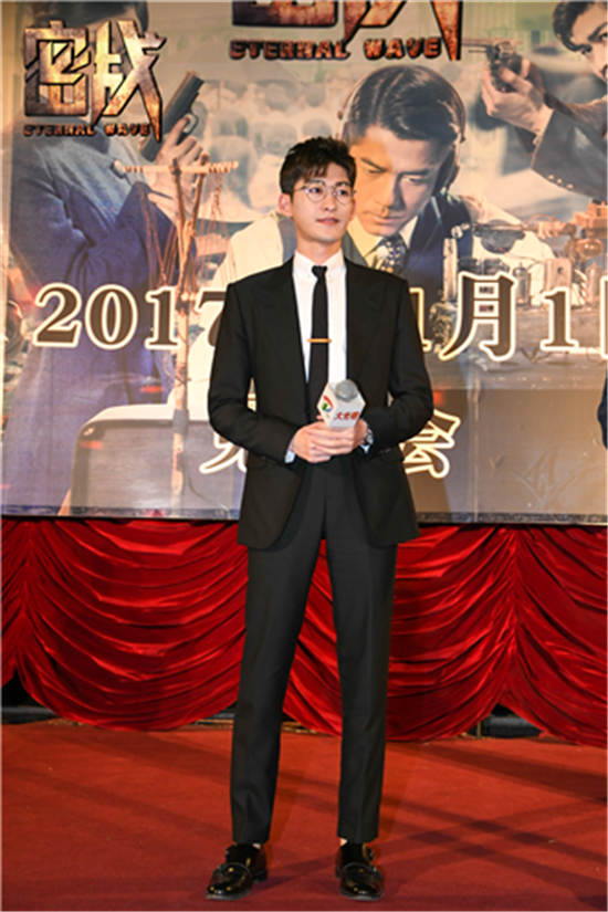 张翰接棒赵丽颖冲最强火力 《密战》上海千人点映