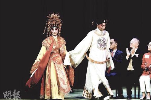 72岁汪明荃演出失衡跌倒 仍立刻站起继续演出