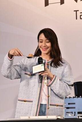 林嘉欣与艺术家创作绘本 两个女儿当“小顾问”