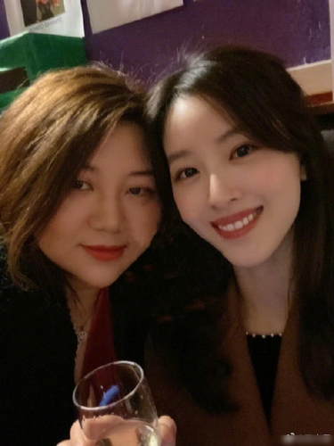 破次元壁!章泽天与杨天真合影 穿黑色礼服超优雅