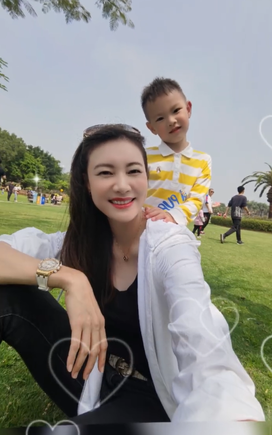 林丹妻子带儿子春游 母子二人笑对镜头自拍