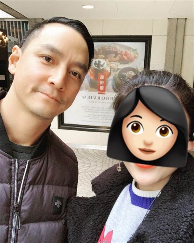 46岁吴彦祖与妻子被偶遇 发际线后移鬓角有白发