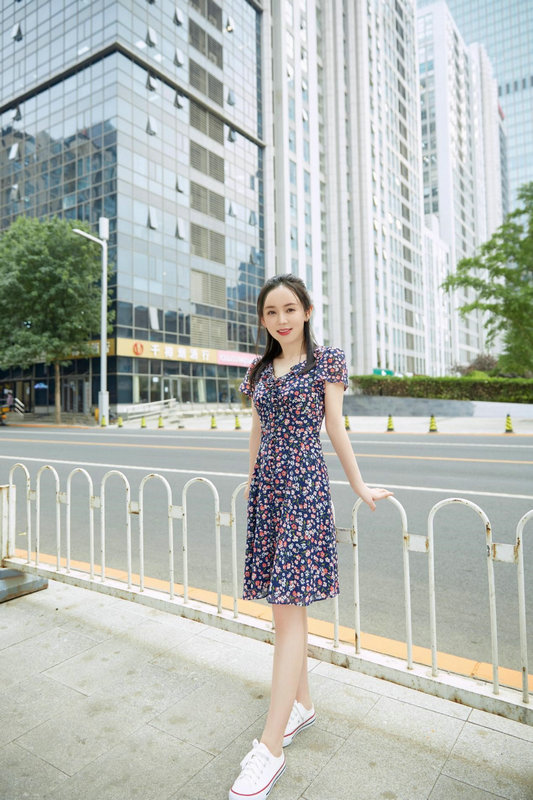 魏新雨碎花裙街拍首曝光,像她这样穿搭,你就是整条街最靓的仔