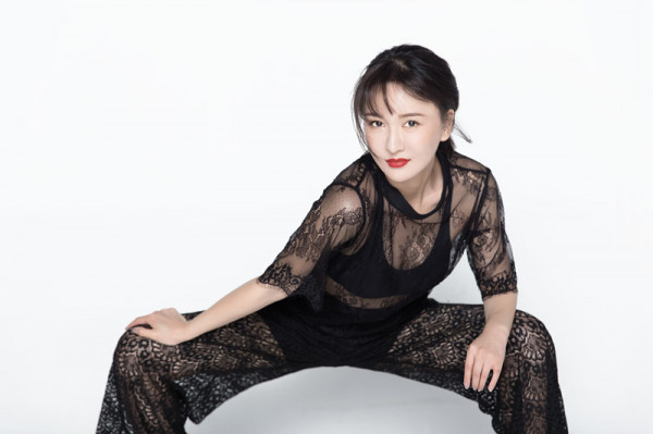 郑亦桐黑色魅惑写真曝光 尽显妩媚妖娆气质
