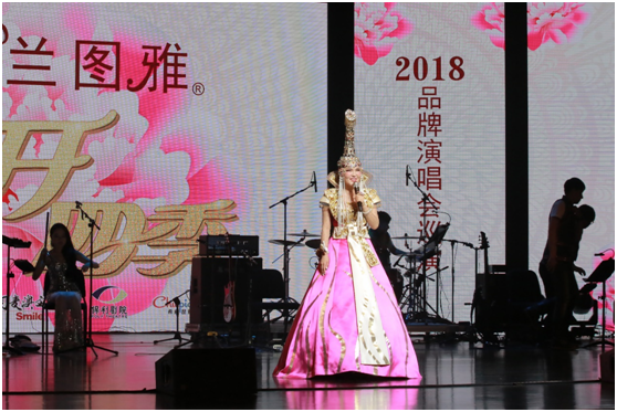 乌兰图雅《花开四季》演唱会首次登陆长沙惊艳世界最大钢铁“芙蓉花”