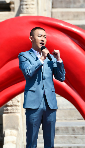 聂远亮相央视五一晚会 登台献唱歌曲致敬劳动人民
