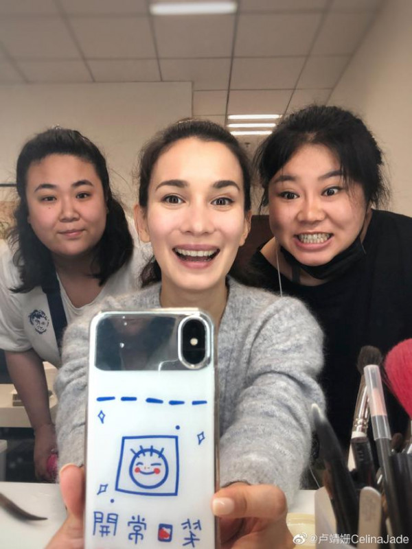 卢靖姗被传与韩庚结婚后首晒自拍:记得笑口常开