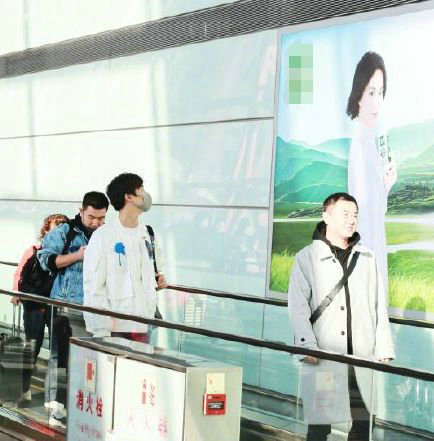 明星追星也疯狂!王菲绿发造型曝光引马天宇表白