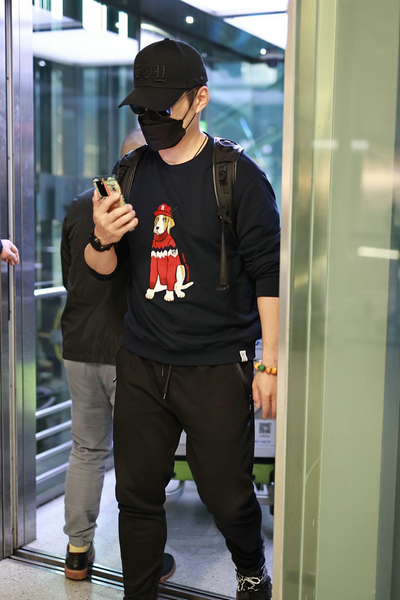 严屹宽捧手机和老婆热聊 穿线衫小狗印花可爱吸睛