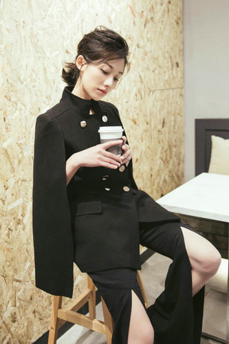 马藜“单纯”风街拍致敬小美好 简约西服温暖如初