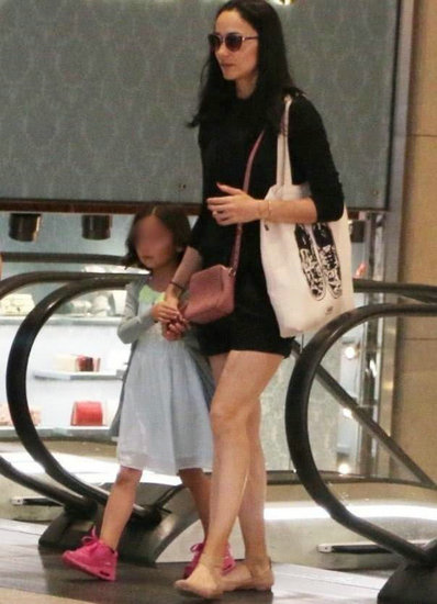 完美继承父母基因的明星子女 吴彦祖女儿活泼可爱