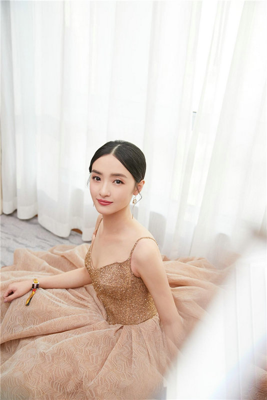 《我爱你》孙嘉琪被赞演技有灵气 金色吊带长裙写真宛如仙子