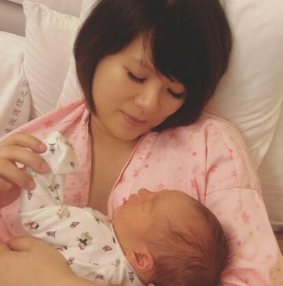 苏打绿馨仪晒母子温馨合照 脸上露出满满母爱